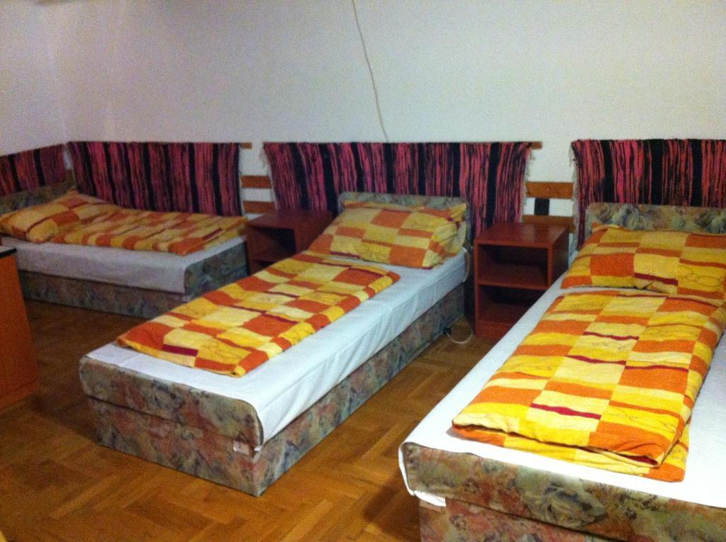 Season Hostel 2 Budapest Room photo