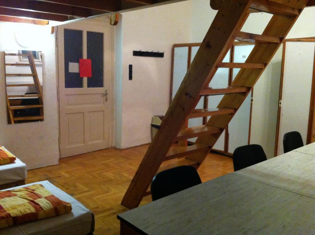 Season Hostel 2 Budapest Room photo